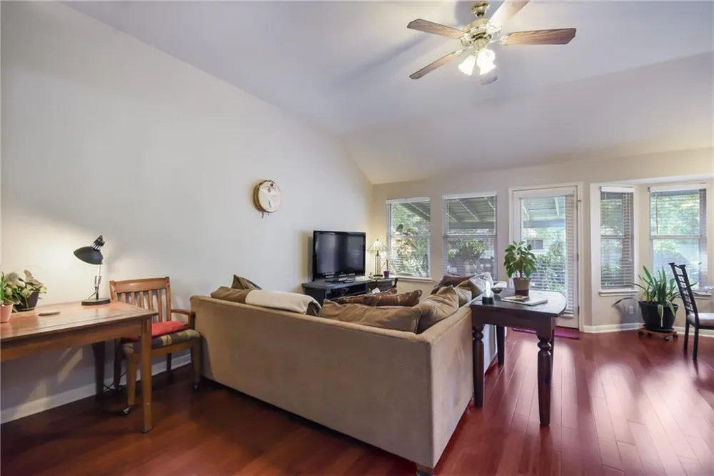 1252 Lacey Oak Loop Round Rock, TX 78681