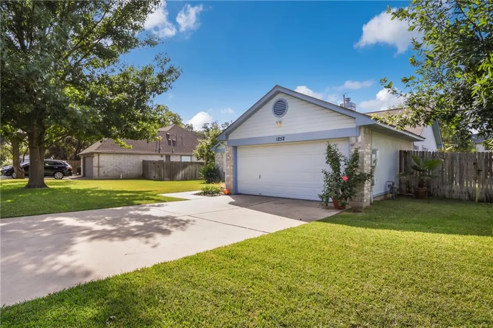 1252 Lacey Oak Loop Round Rock, TX 78681
