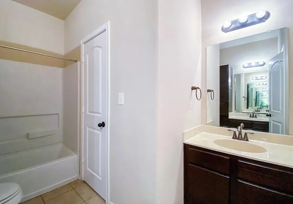 137 Creekside Villa Drive Kyle, TX 78640
