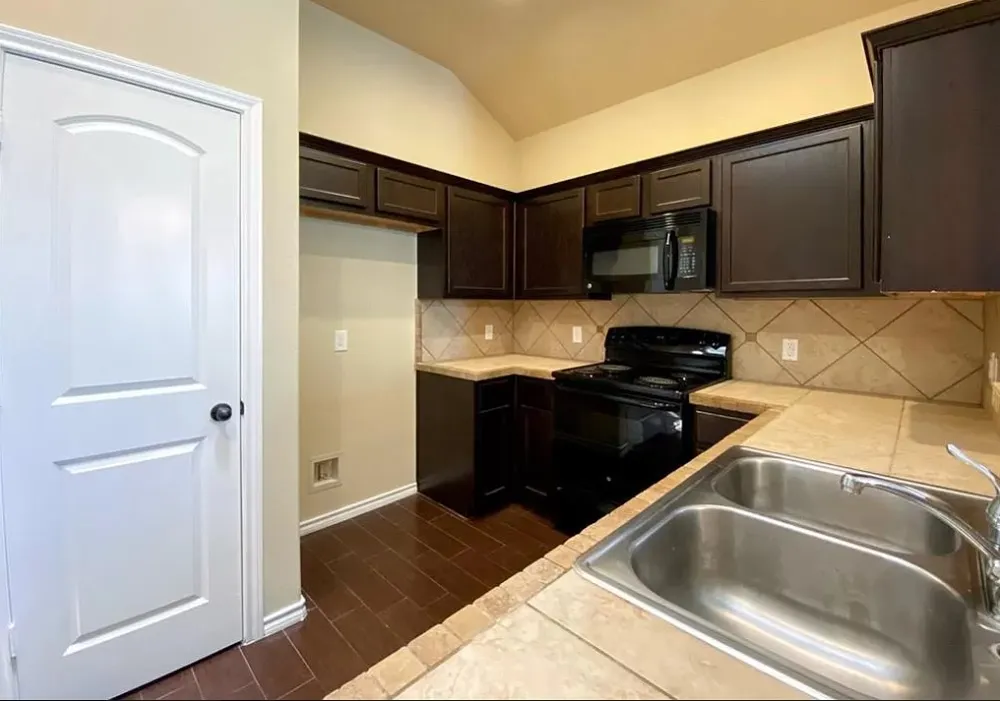 137 Creekside Villa Drive Kyle, TX 78640