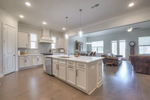 1044 Cabell Dr
