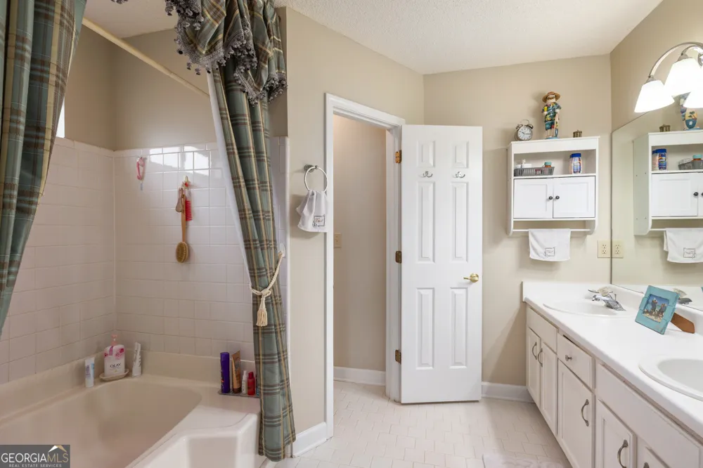 195 Woodgate DR Fayetteville, GA 30214