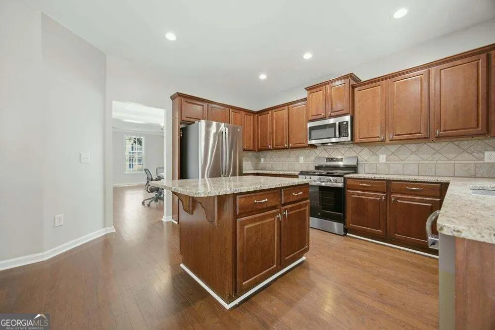 560 Crestmont LN Canton, GA 30114