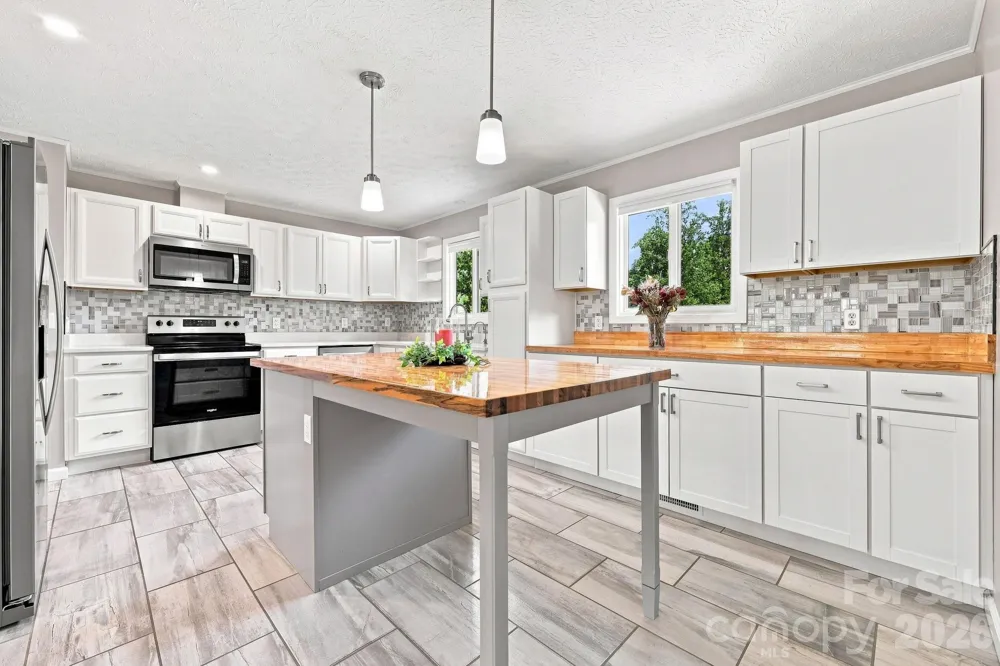 364 Pace Road Hendersonville, NC 28792