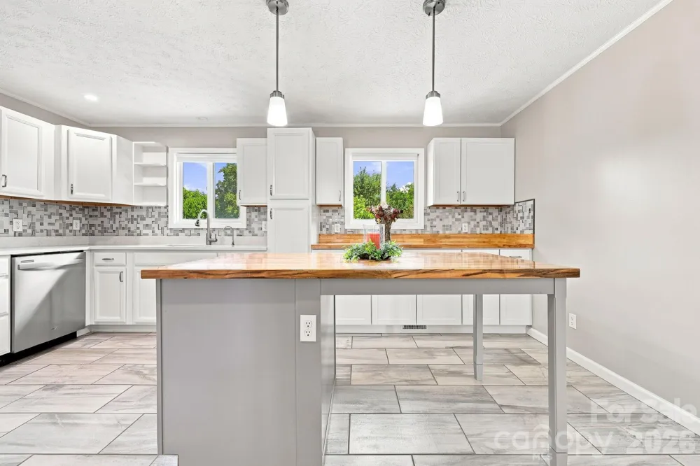 364 Pace Road Hendersonville, NC 28792