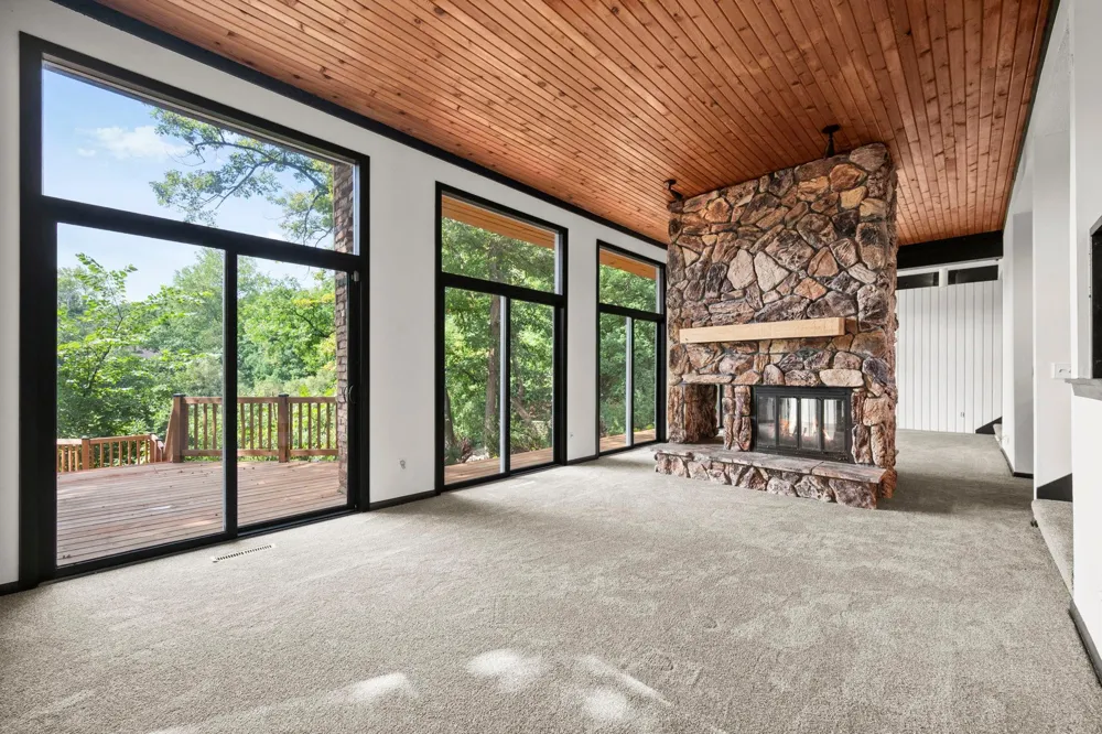 16411 Kingswood Drive Lakeville, MN 55044
