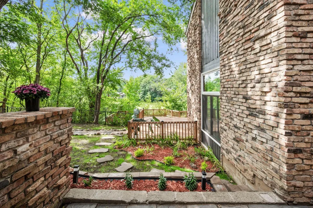 16411 Kingswood Drive Lakeville, MN 55044