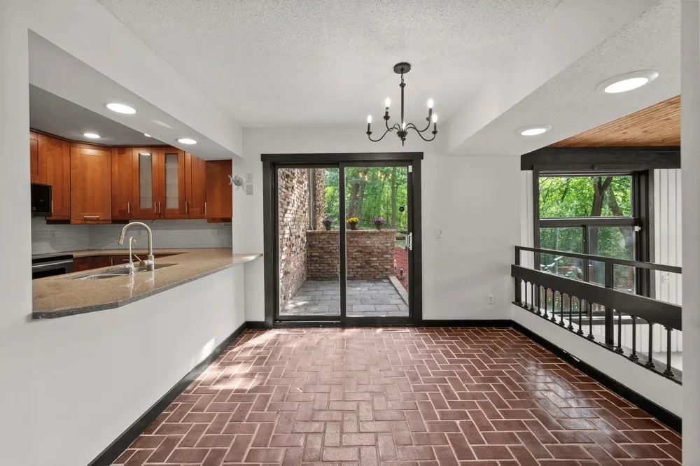 16411 Kingswood Drive Lakeville, MN 55044
