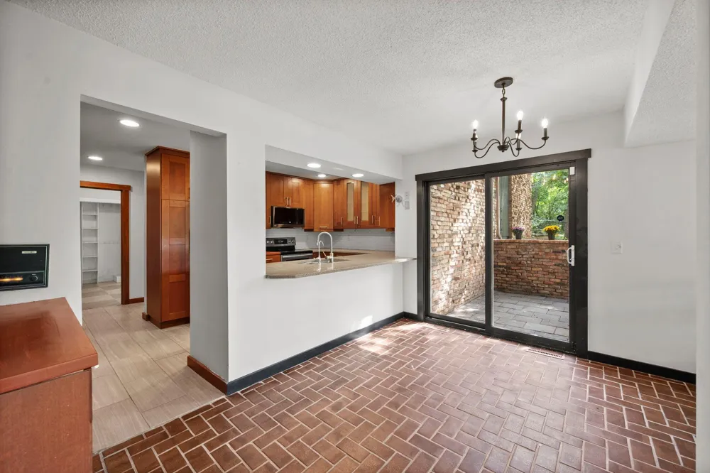 16411 Kingswood Drive Lakeville, MN 55044