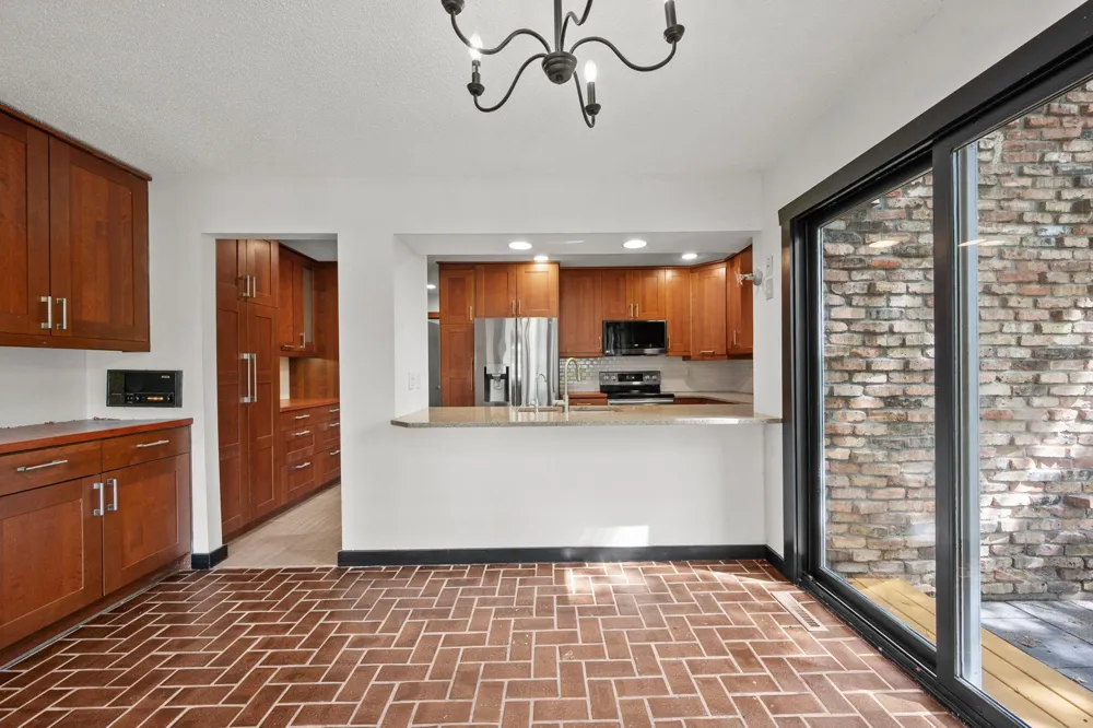 16411 Kingswood Drive Lakeville, MN 55044