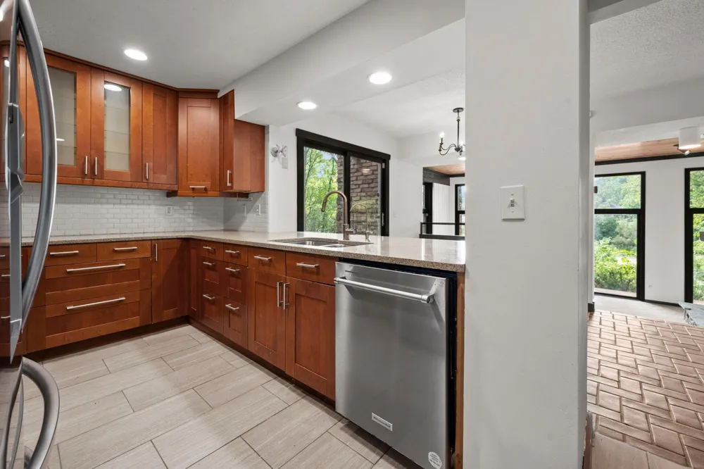 16411 Kingswood Drive Lakeville, MN 55044