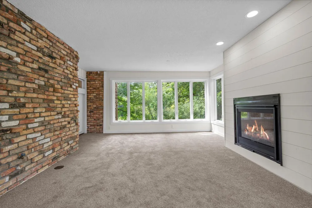 16411 Kingswood Drive Lakeville, MN 55044