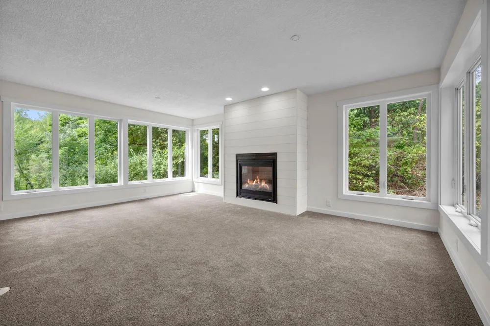 16411 Kingswood Drive Lakeville, MN 55044