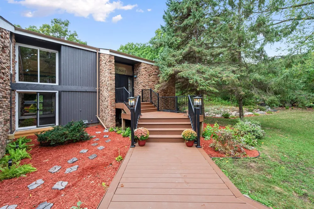 16411 Kingswood Drive Lakeville, MN 55044