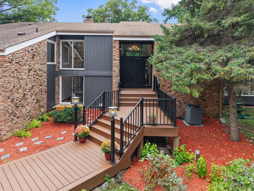 16411 Kingswood Drive Lakeville, MN 55044