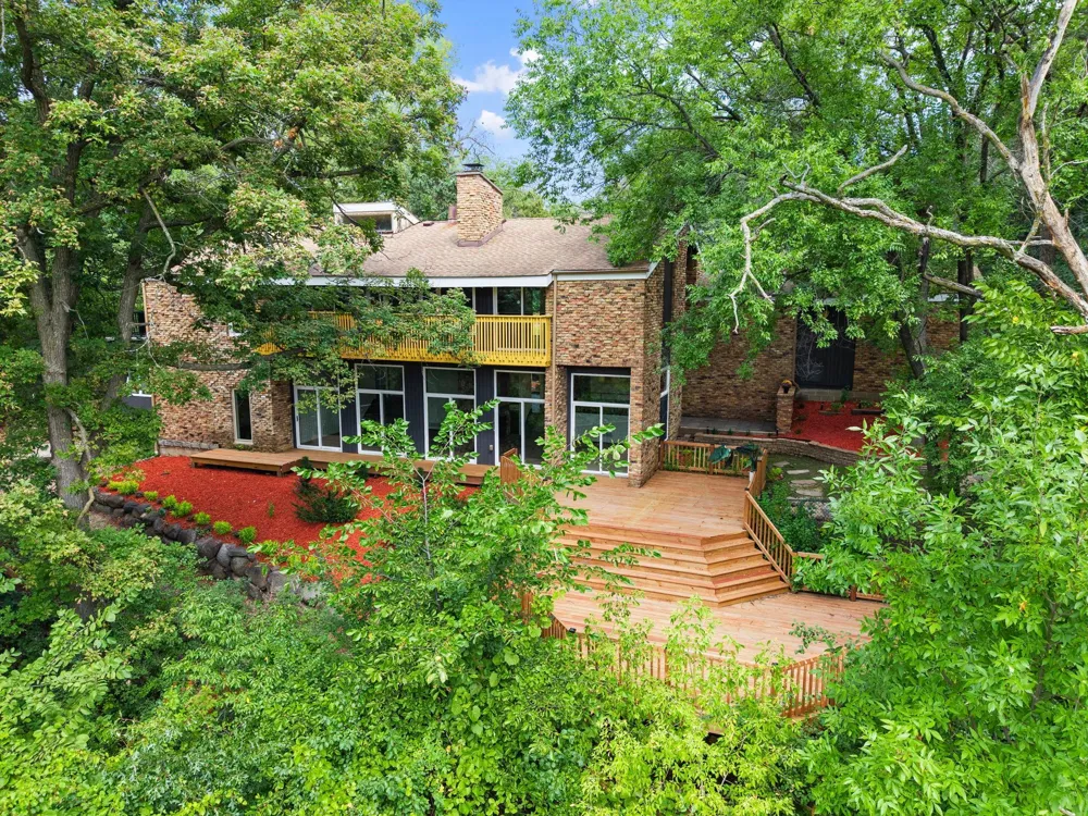 16411 Kingswood Drive Lakeville, MN 55044