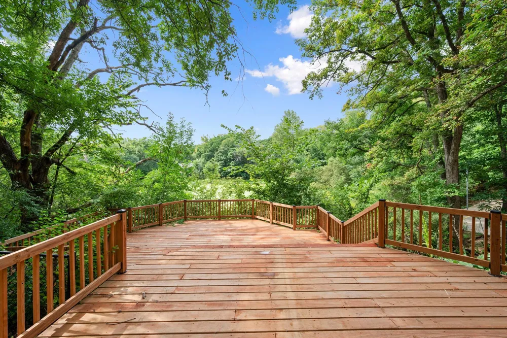 16411 Kingswood Drive Lakeville, MN 55044