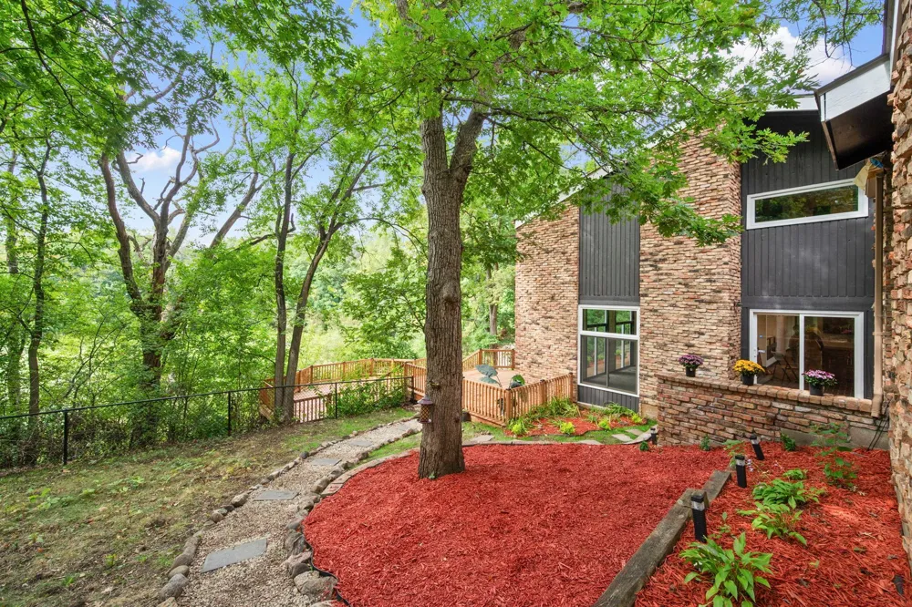 16411 Kingswood Drive Lakeville, MN 55044