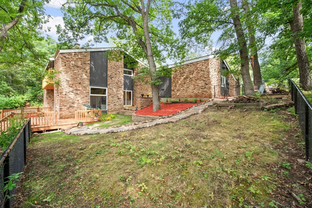 16411 Kingswood Drive Lakeville, MN 55044