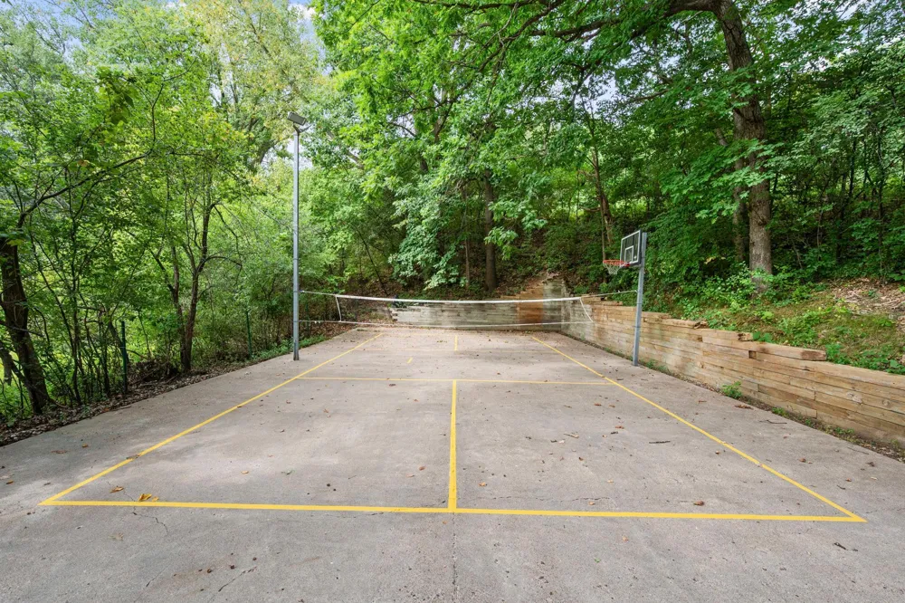 16411 Kingswood Drive Lakeville, MN 55044