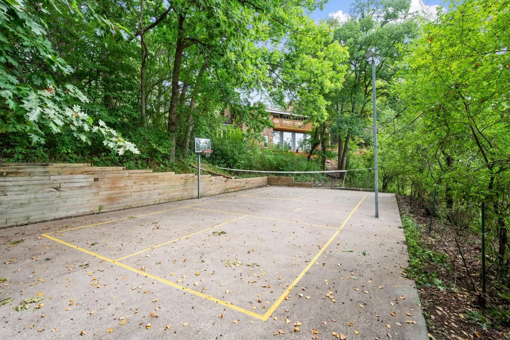 16411 Kingswood Drive Lakeville, MN 55044