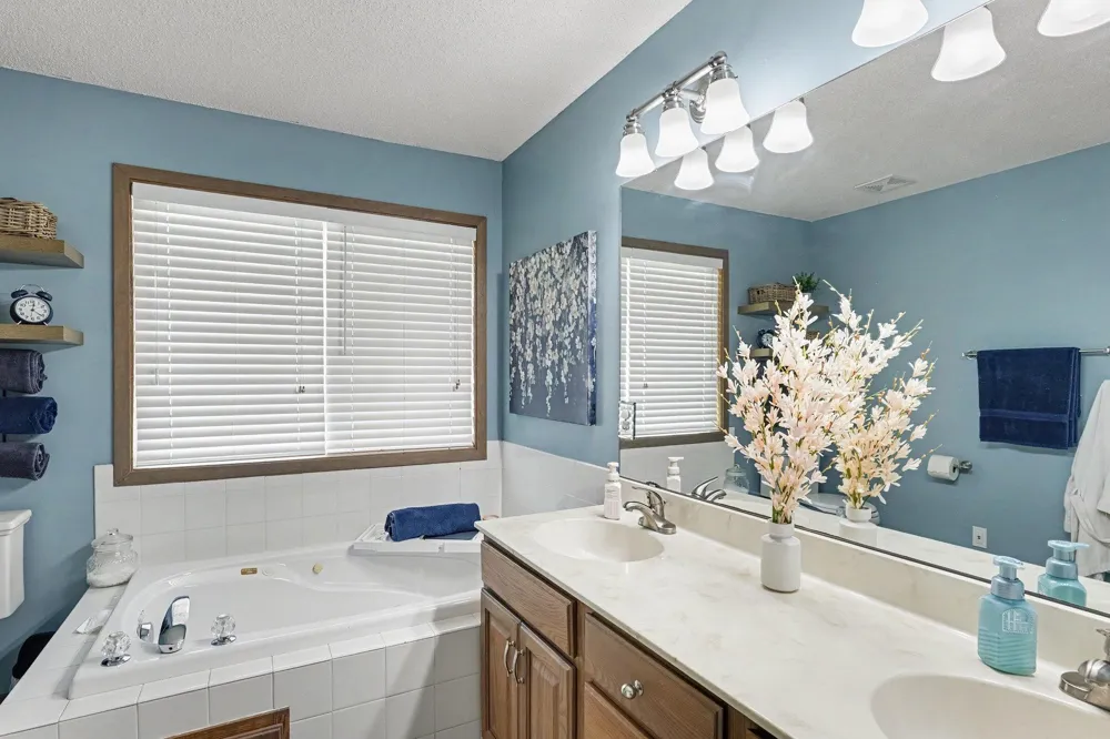 14901 Hillside Trail Savage, MN 55378
