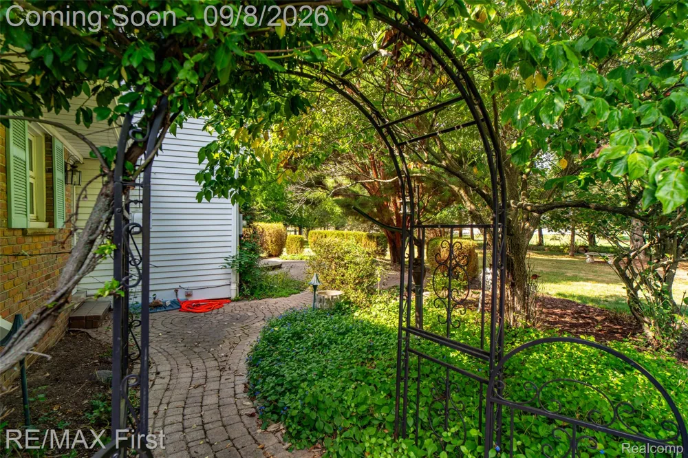 2669 McClintock Road Bloomfield Charter Township, MI 48302