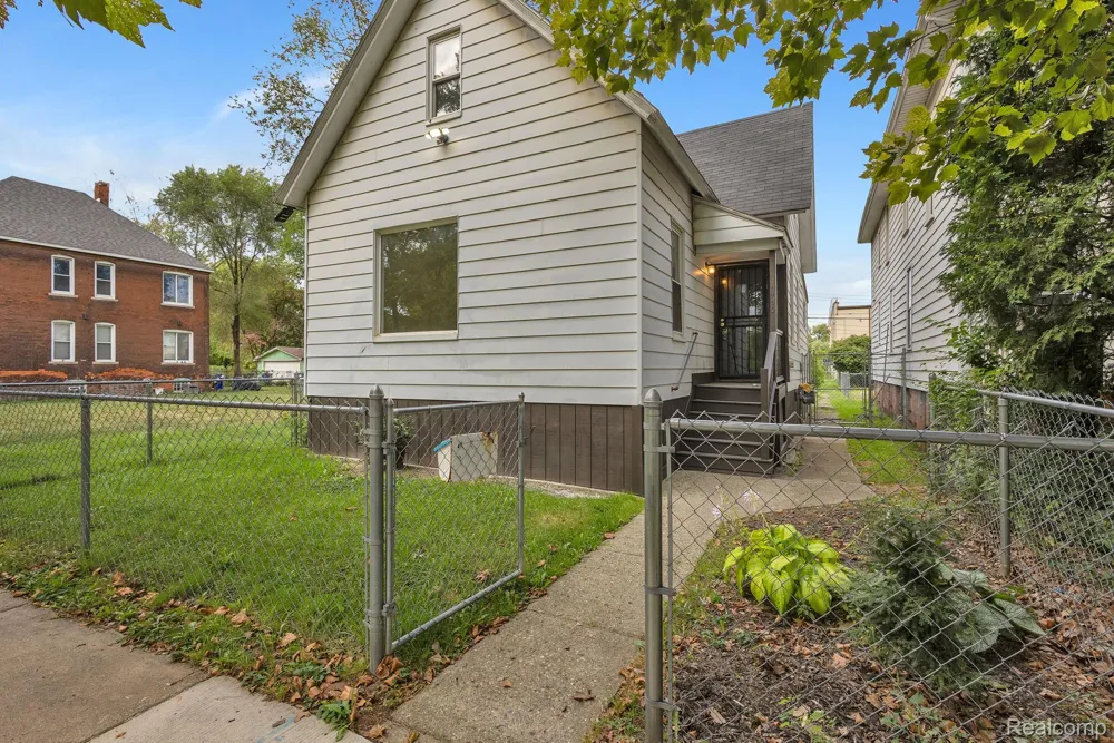 4450 Military Street Detroit City, MI 48210