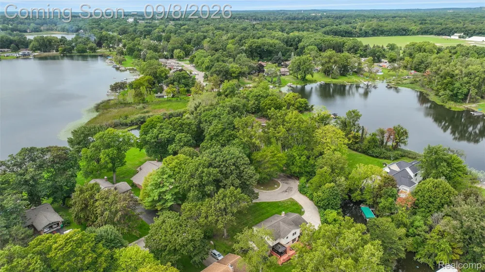 6025 Venice Drive Commerce Charter Township, MI 48382