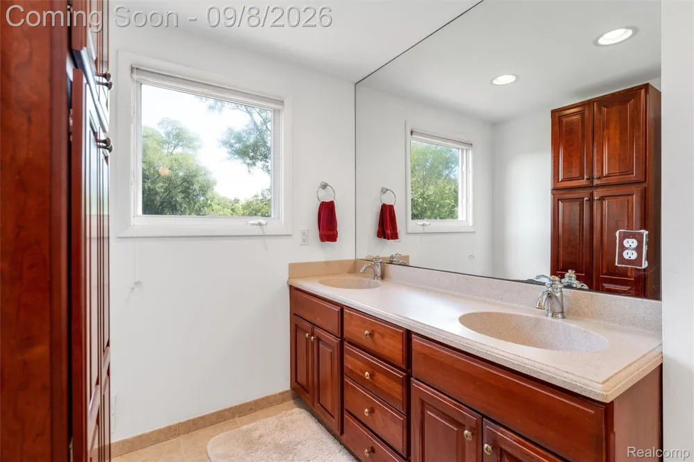 6025 Venice Drive Commerce Charter Township, MI 48382