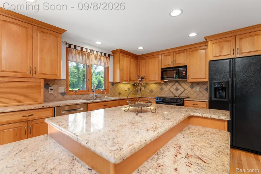 6025 Venice Drive Commerce Charter Township, MI 48382