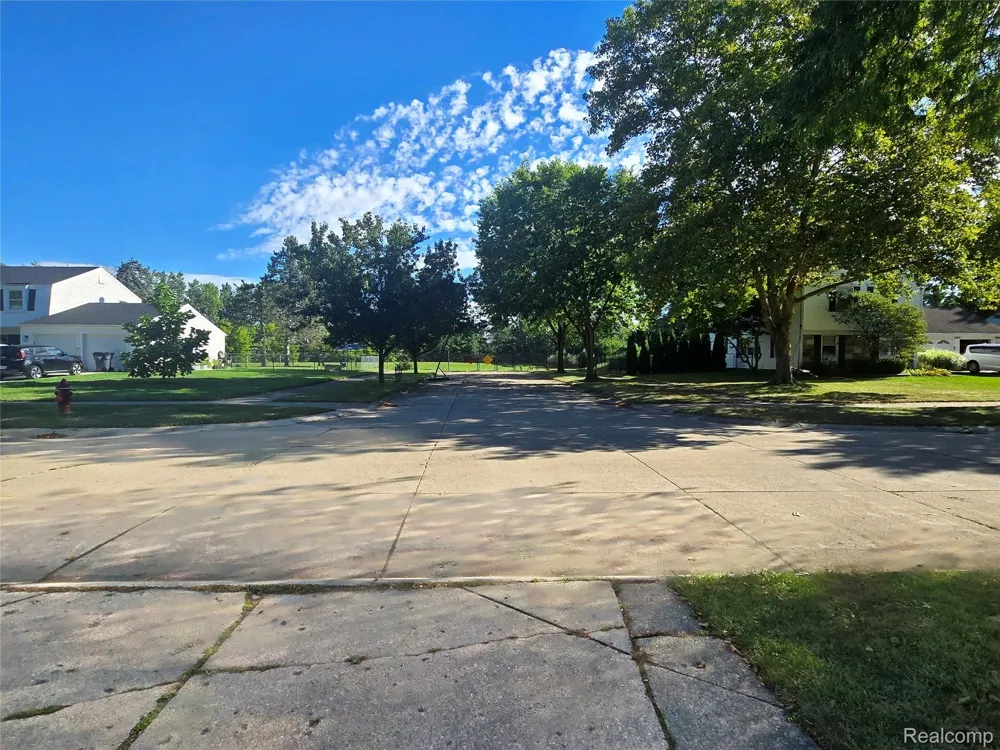 2951 Hill Drive Troy City, MI 48085