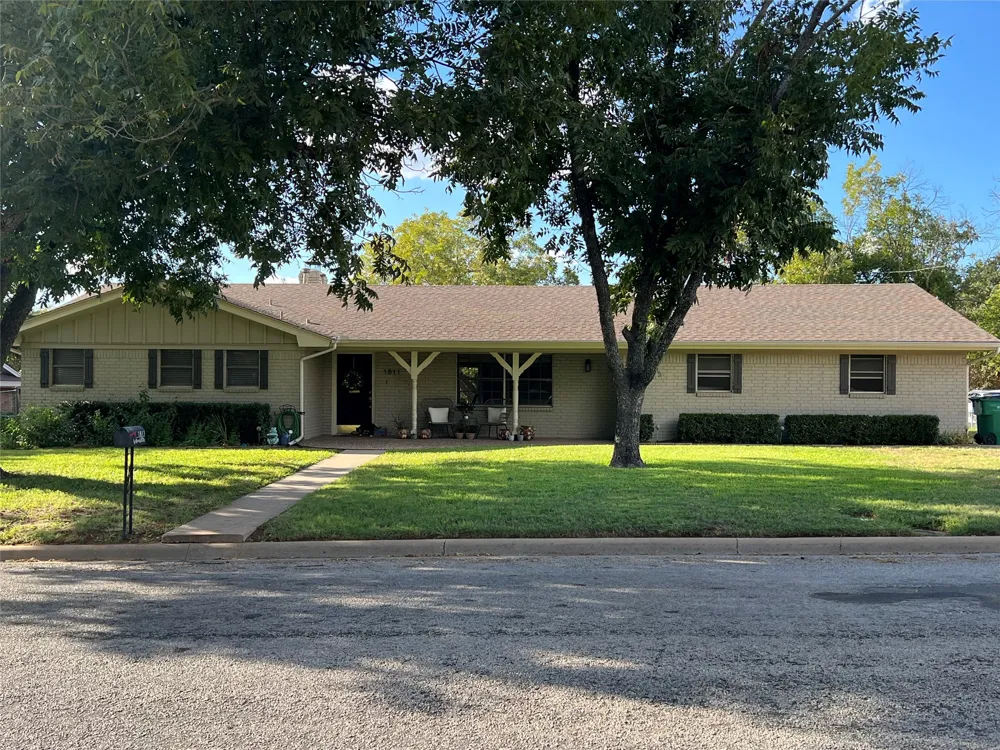 1811 W Overhill Drive Stephenville, TX 76401