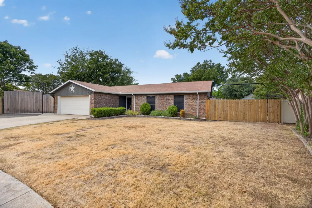554 Taos Court Saginaw, TX 76179