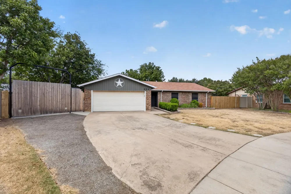 554 Taos Court Saginaw, TX 76179