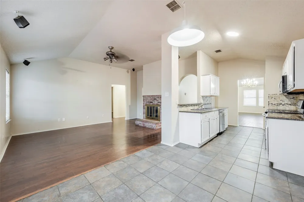 810 Engleside Drive Arlington, TX 76018