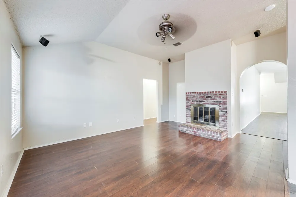 810 Engleside Drive Arlington, TX 76018