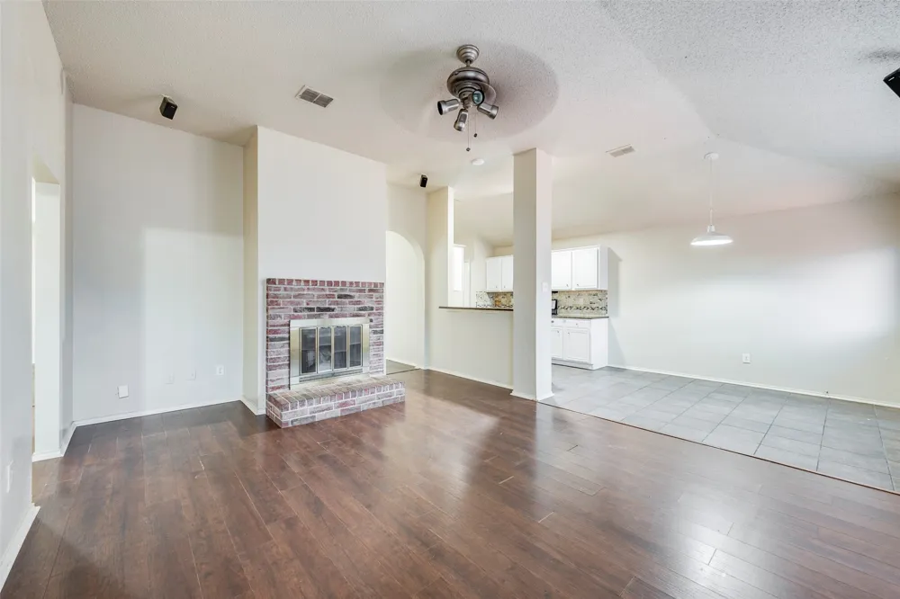 810 Engleside Drive Arlington, TX 76018