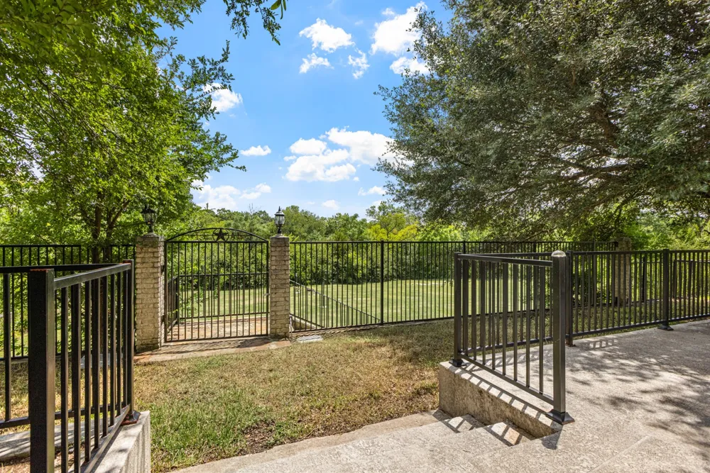 902 Saint George Place DeSoto, TX 75115