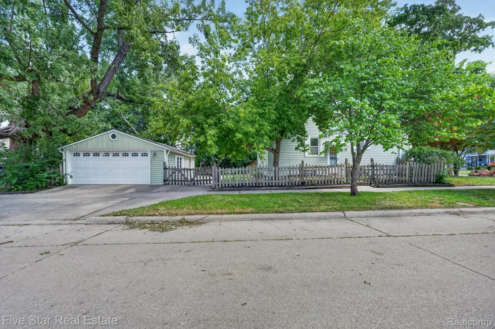 2284 Columbia Road Berkley City, MI 48072