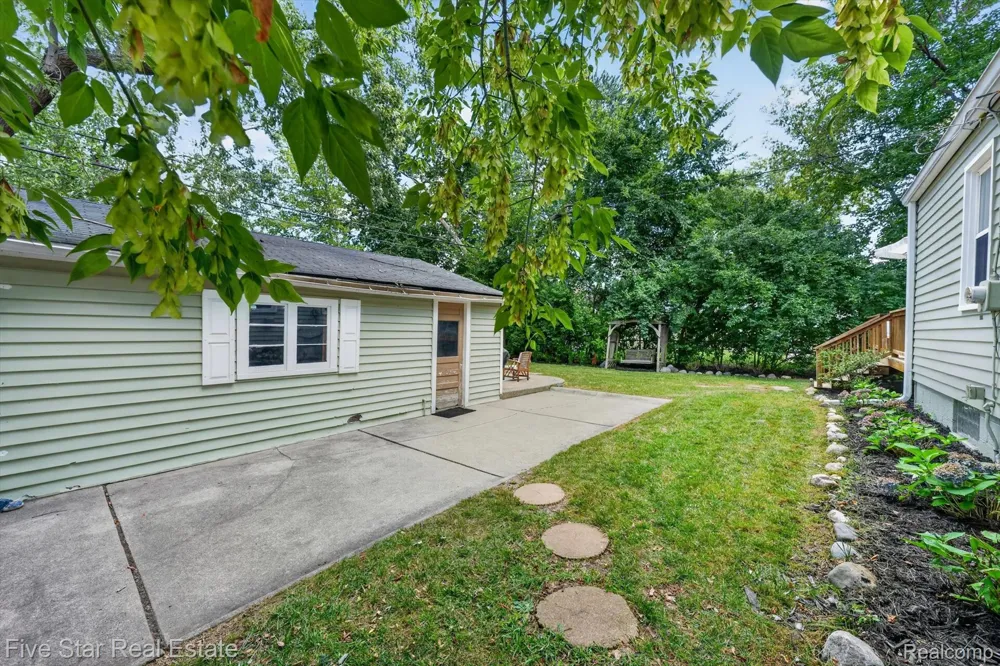2284 Columbia Road Berkley City, MI 48072