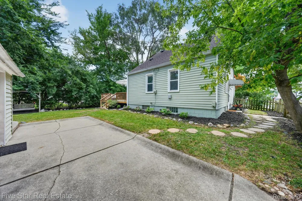 2284 Columbia Road Berkley City, MI 48072