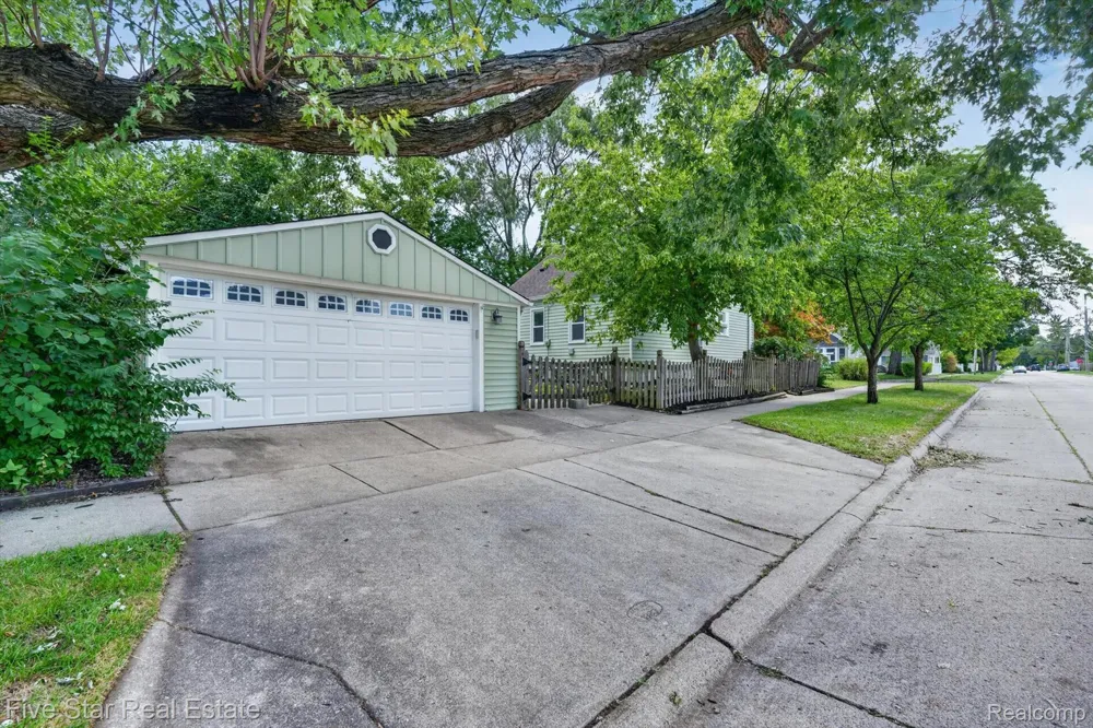 2284 Columbia Road Berkley City, MI 48072