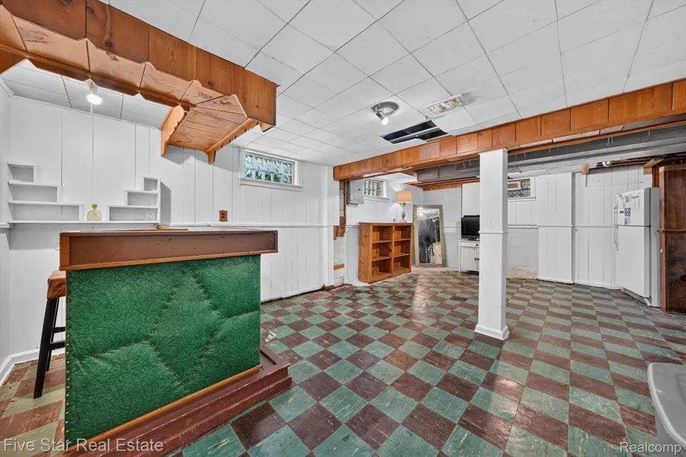2284 Columbia Road Berkley City, MI 48072
