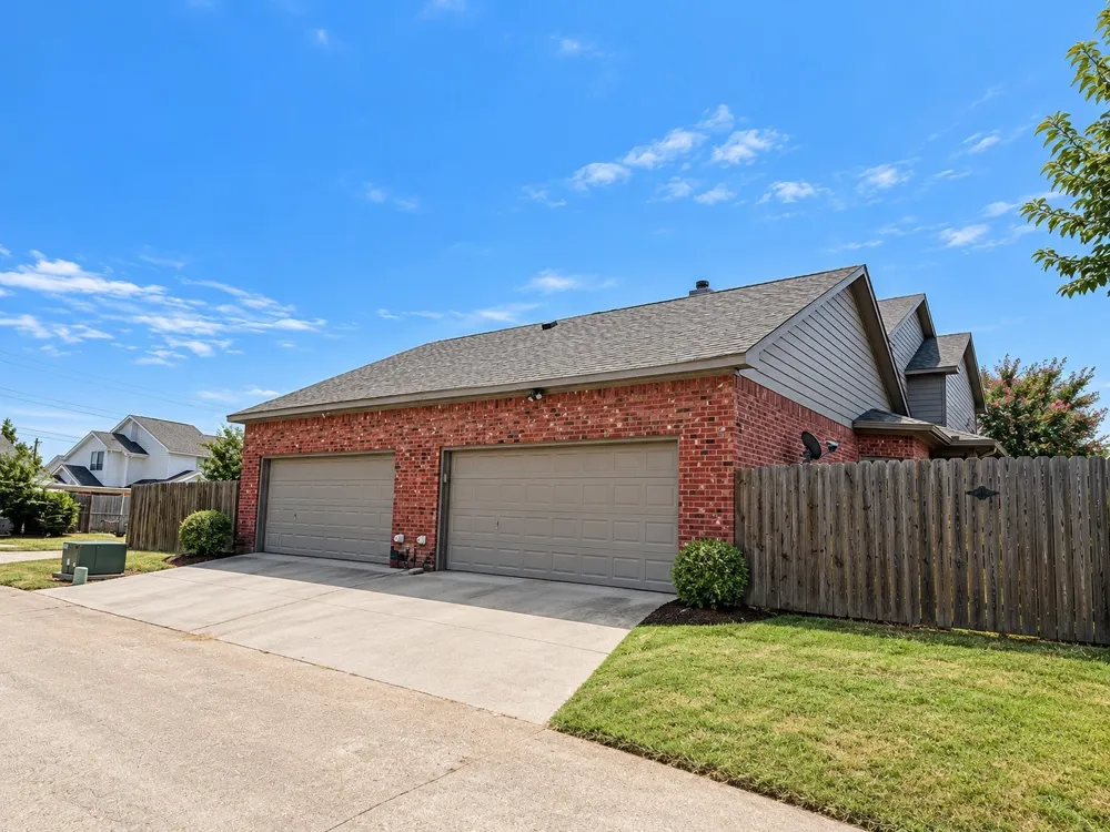 815 Valleybrooke Drive Arlington, TX 76001