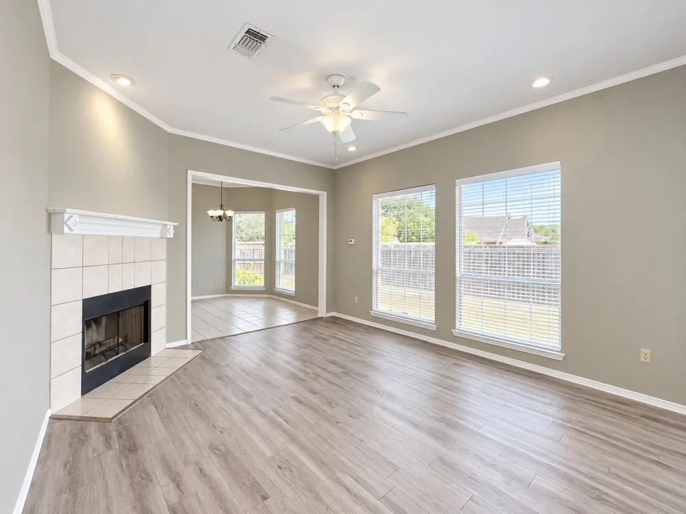 815 Valleybrooke Drive Arlington, TX 76001