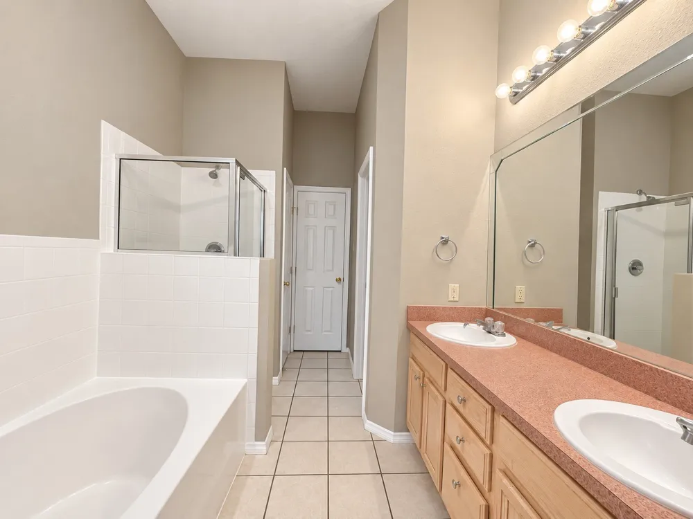 815 Valleybrooke Drive Arlington, TX 76001