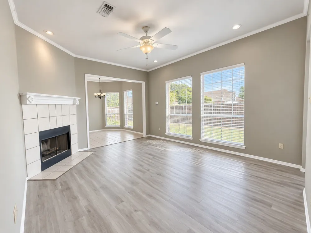 815 Valleybrooke Drive Arlington, TX 76001
