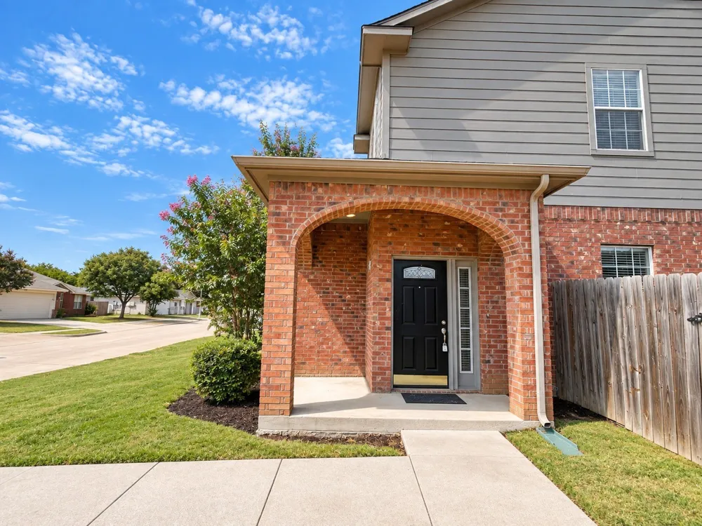 815 Valleybrooke Drive Arlington, TX 76001