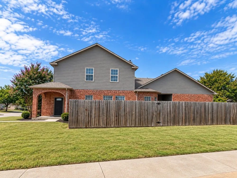 815 Valleybrooke Drive Arlington, TX 76001
